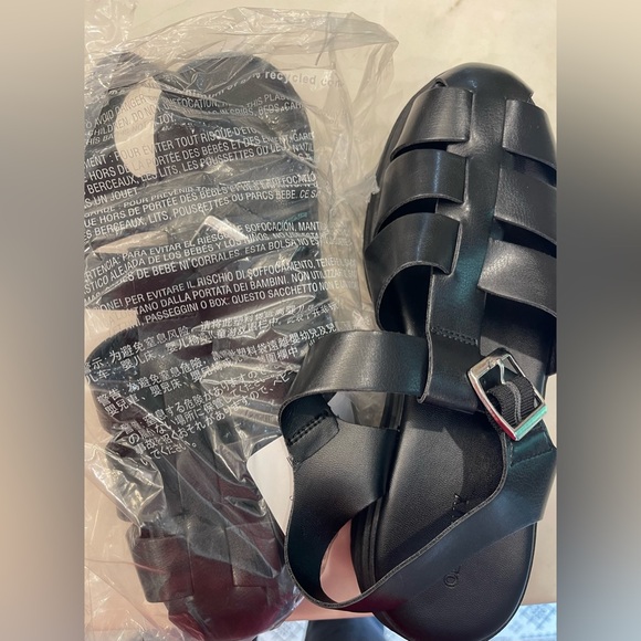 Old Navy Sandals - Picture 3 of 4